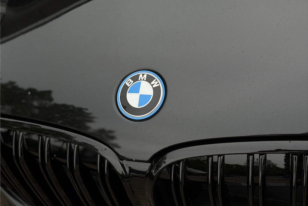 52633533-4.jpg