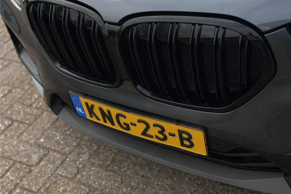53705998-4.jpg