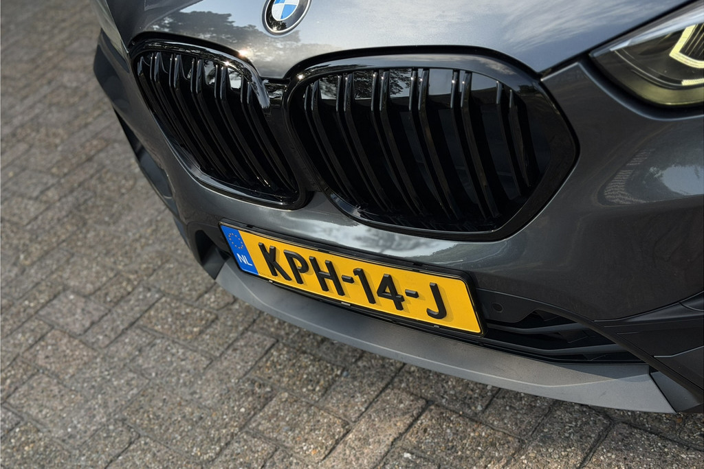 53706430-5.jpg